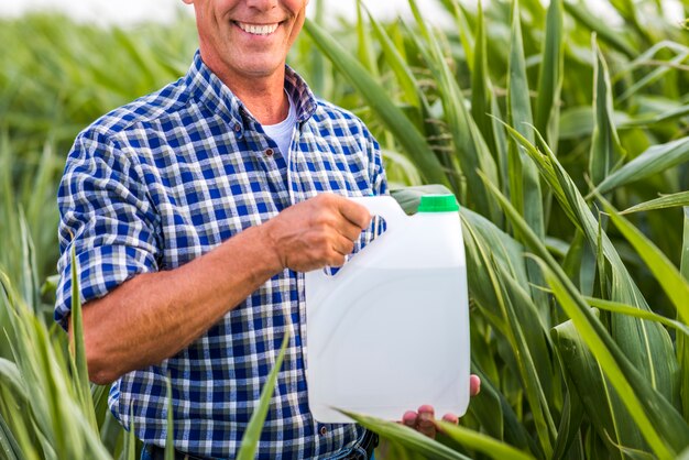 Hombre sonriente con una lata de insecticida