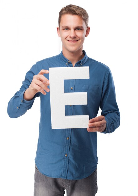 Hombre sonriente con la letra "e"