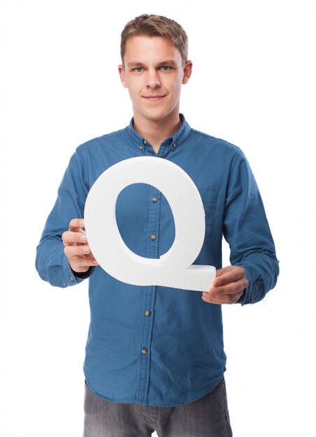 Hombre sonriente con la letra "q"