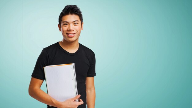 Hombre sonriente con una libreta