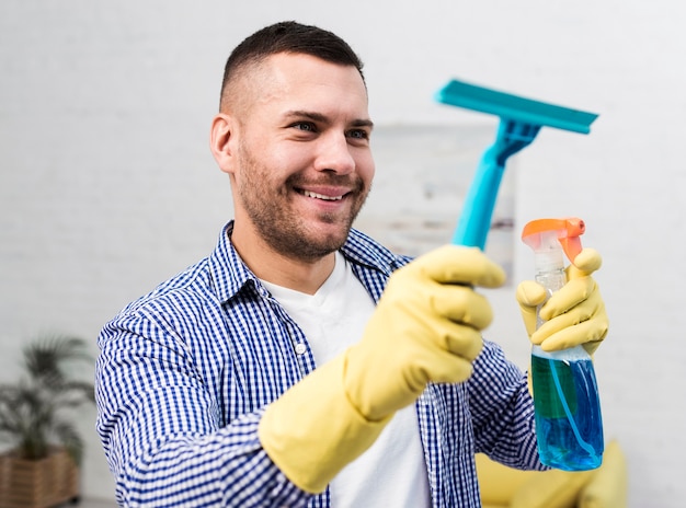 Foto gratuita hombre sonriente de limpieza con toallitas