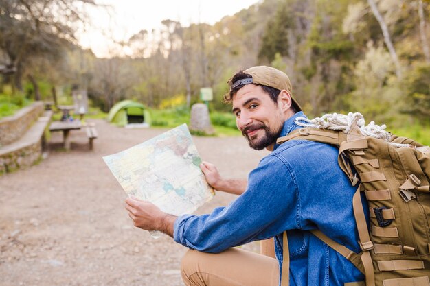 Hombre sonriente con mapa