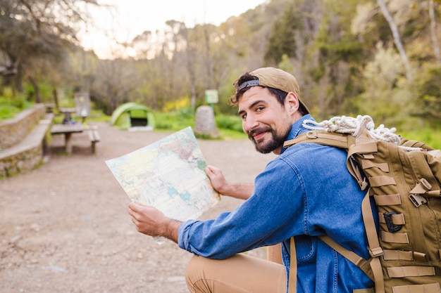 Hombre sonriente con mapa