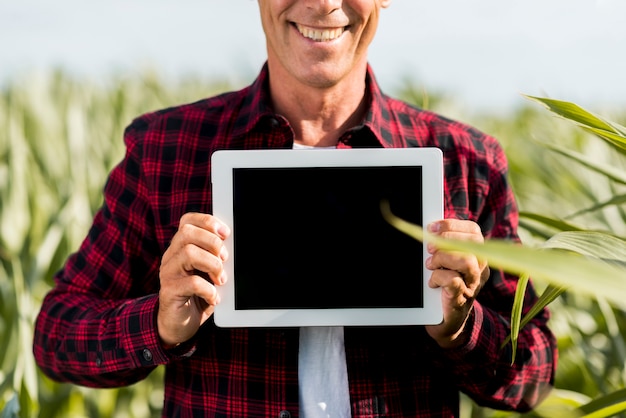 Foto gratuita hombre sonriente de maqueta con una tableta