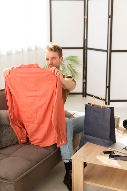 Foto gratuita hombre sonriente mirando camisa