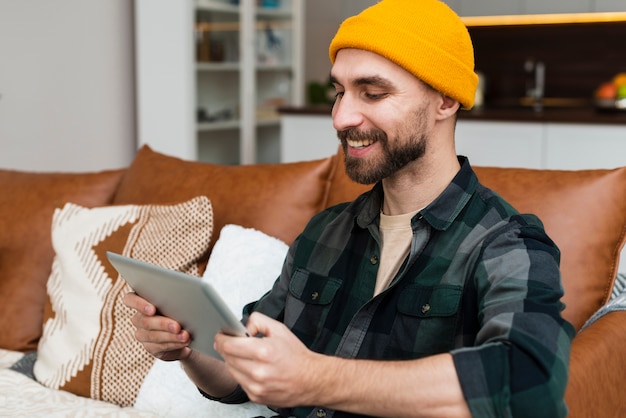 Foto gratuita hombre sonriente mirando una fotografía