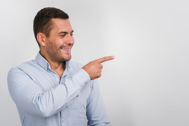 Hombre sonriente mirando a un lado con espacio de copia