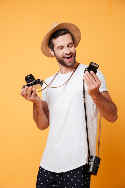 Foto gratuita hombre sonriente mirando a la lente de su cámara