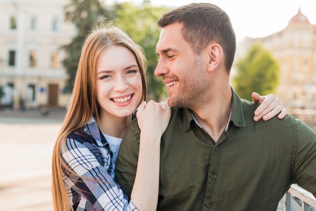 Hombre sonriente mirando a su hermosa novia