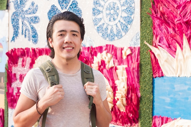 Hombre sonriente con mochila