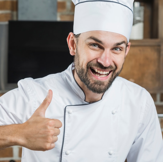 Foto gratuita hombre sonriente mostrando pulgar arriba signo