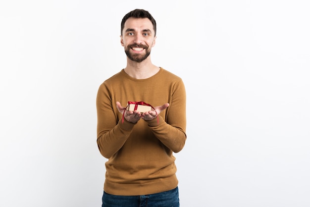 Hombre sonriente ofreciendo regalo