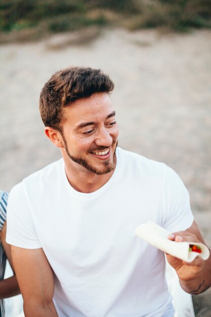 Foto gratuita hombre sonriente en la playa