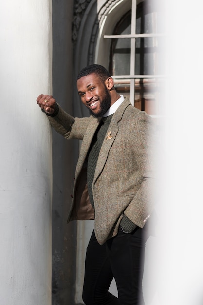 Foto gratuita hombre sonriente posando al aire libre