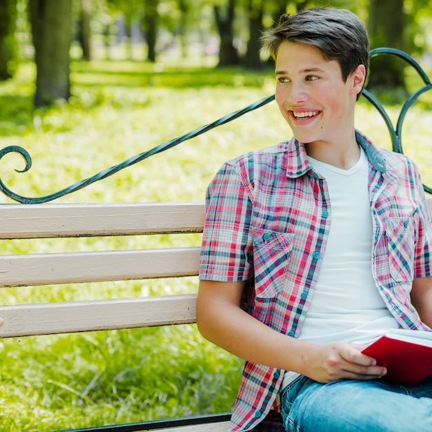 Foto gratuita hombre sonriente y posando con el libro