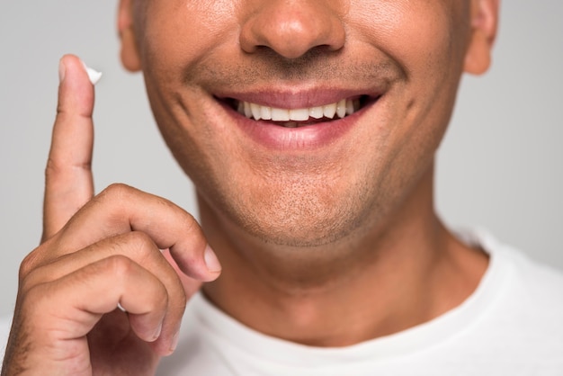 Hombre sonriente de primer plano con espacio de copia