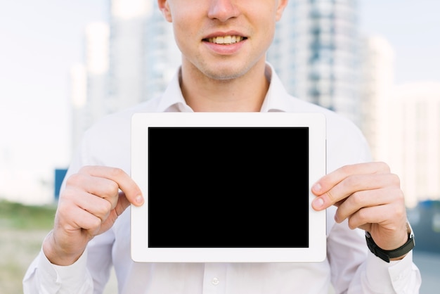 Hombre sonriente de primer plano con maqueta de tableta