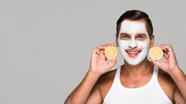 Hombre sonriente de primer plano con mascarilla