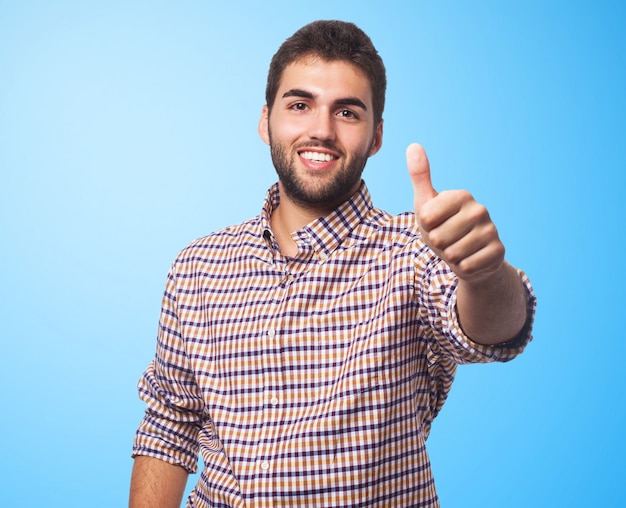 Hombre sonriente con el pulgar hacia arriba