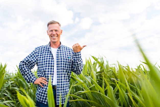 Hombre sonriente que indica de lado