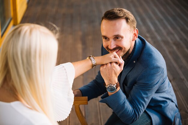 Hombre sonriente que propone a su novia para el matrimonio