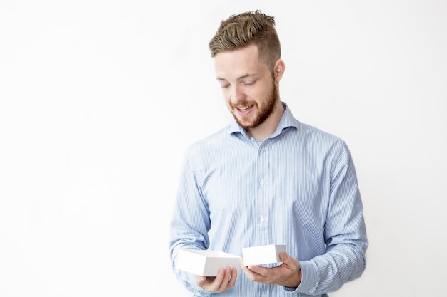 Hombre sonriente que sostiene dos diversas cajas del tamaño