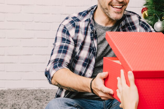 Hombre sonriente recibiendo regalo