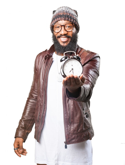 Foto gratuita hombre sonriente con un reloj despertador