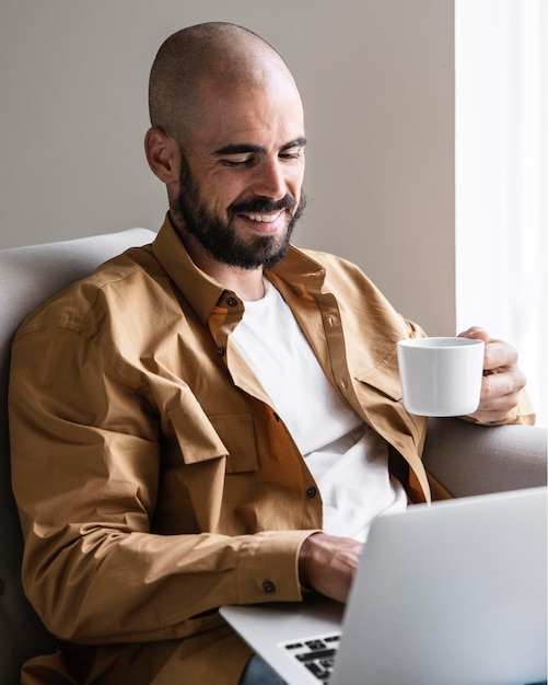 Hombre sonriente sosteniendo la taza de café