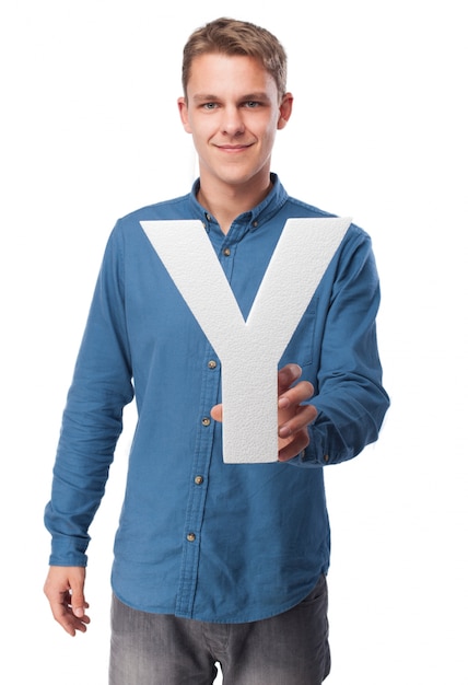 Hombre sonriente sujetando la letra "y"