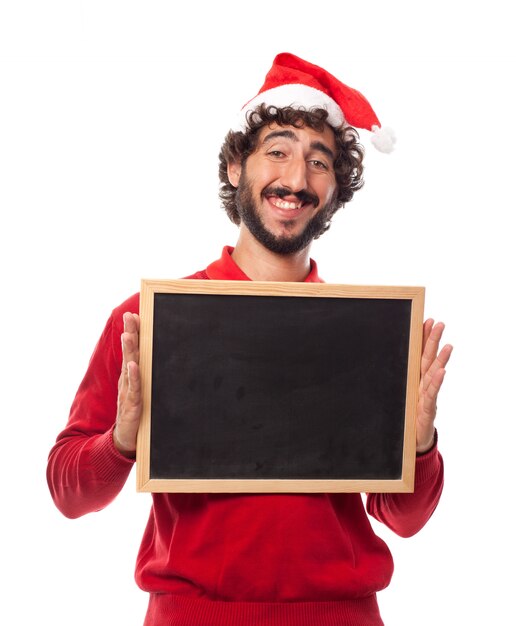 Hombre sonriente sujetando una pizarra con las dos manos