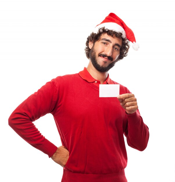 Hombre sonriente sujetando una tarjeta vacía