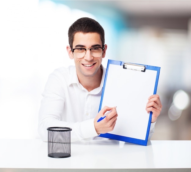 Foto gratuita hombre sonriente con una tabla de comprobación