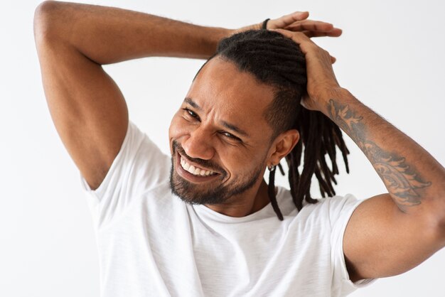 Hombre sonriente con tatuaje fresco de cerca