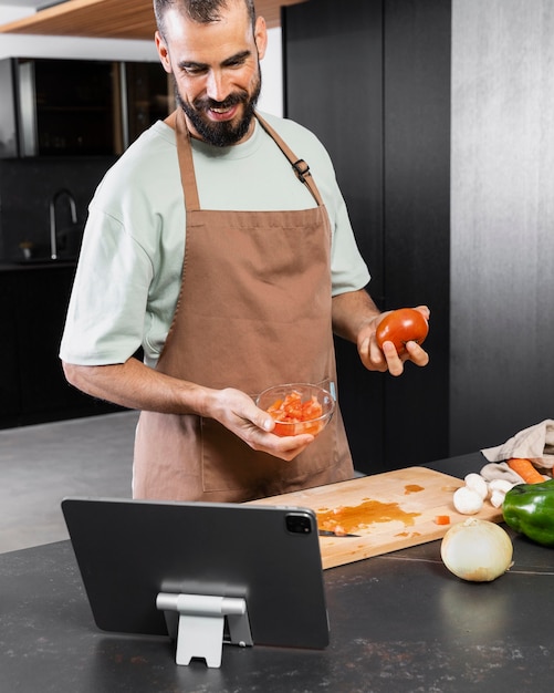 Foto gratuita hombre sonriente, tenencia, tomate