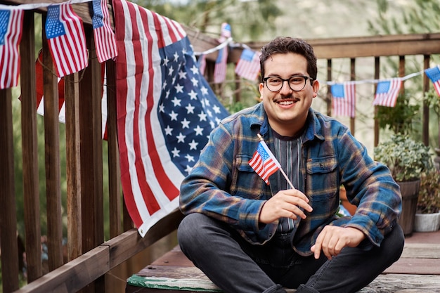 Hombre sonriente de tiro completo con bandera