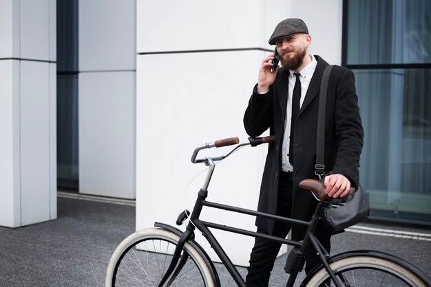 Hombre sonriente de tiro completo hablando por teléfono