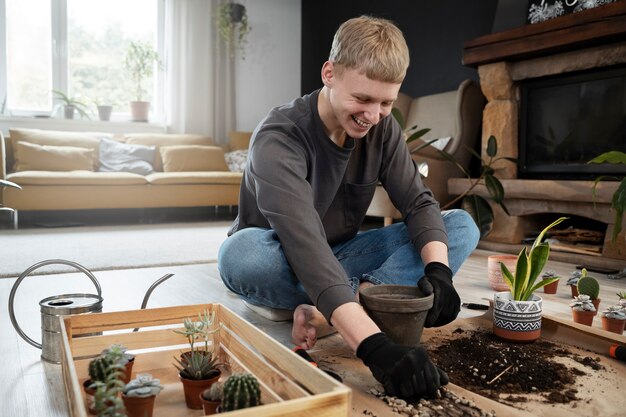 Hombre sonriente de tiro completo jardinería