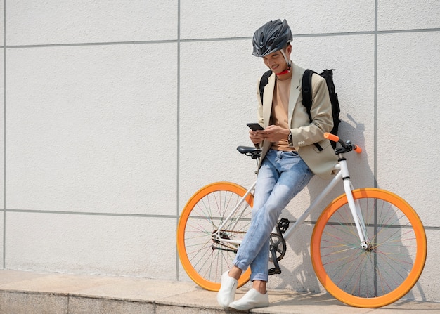 Hombre sonriente de tiro completo con smartphone