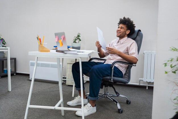 Hombre sonriente de tiro completo en el trabajo