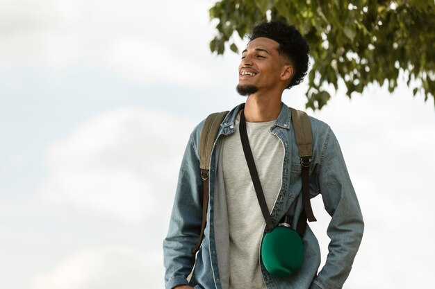 Hombre sonriente de tiro medio al aire libre