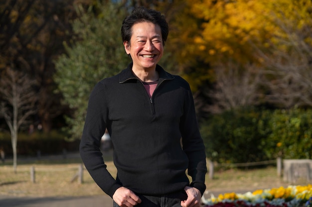 Hombre sonriente de tiro medio al aire libre