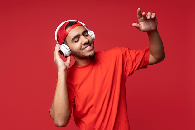 Hombre sonriente de tiro medio con audífonos