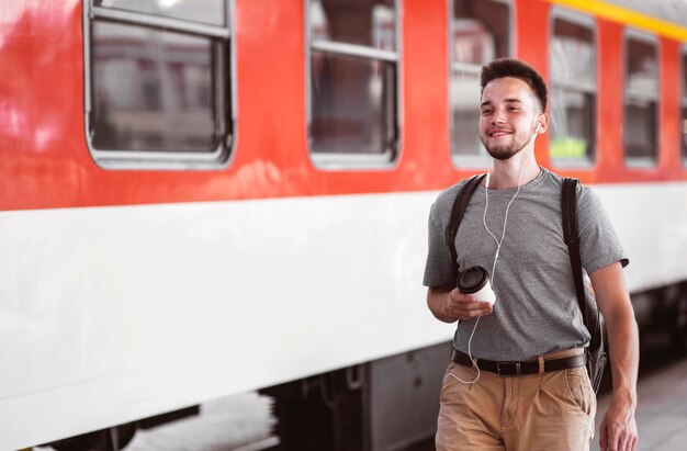 Hombre sonriente de tiro medio con auriculares