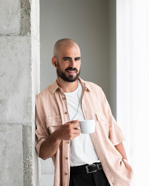 Hombre sonriente de tiro medio con auriculares