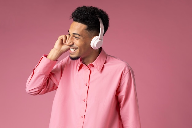 Hombre sonriente de tiro medio con auriculares