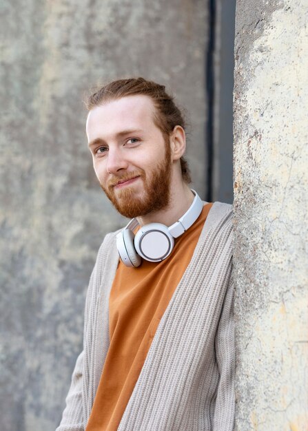 Hombre sonriente de tiro medio con auriculares