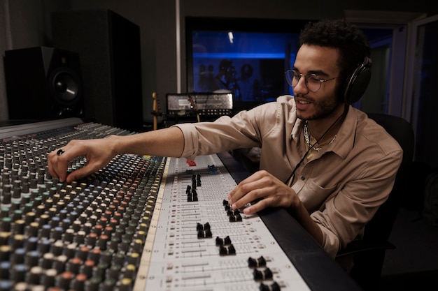 Foto gratuita hombre sonriente de tiro medio con auriculares