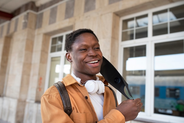 Hombre sonriente de tiro medio con auriculares