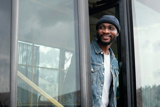 Hombre sonriente de tiro medio en autobús